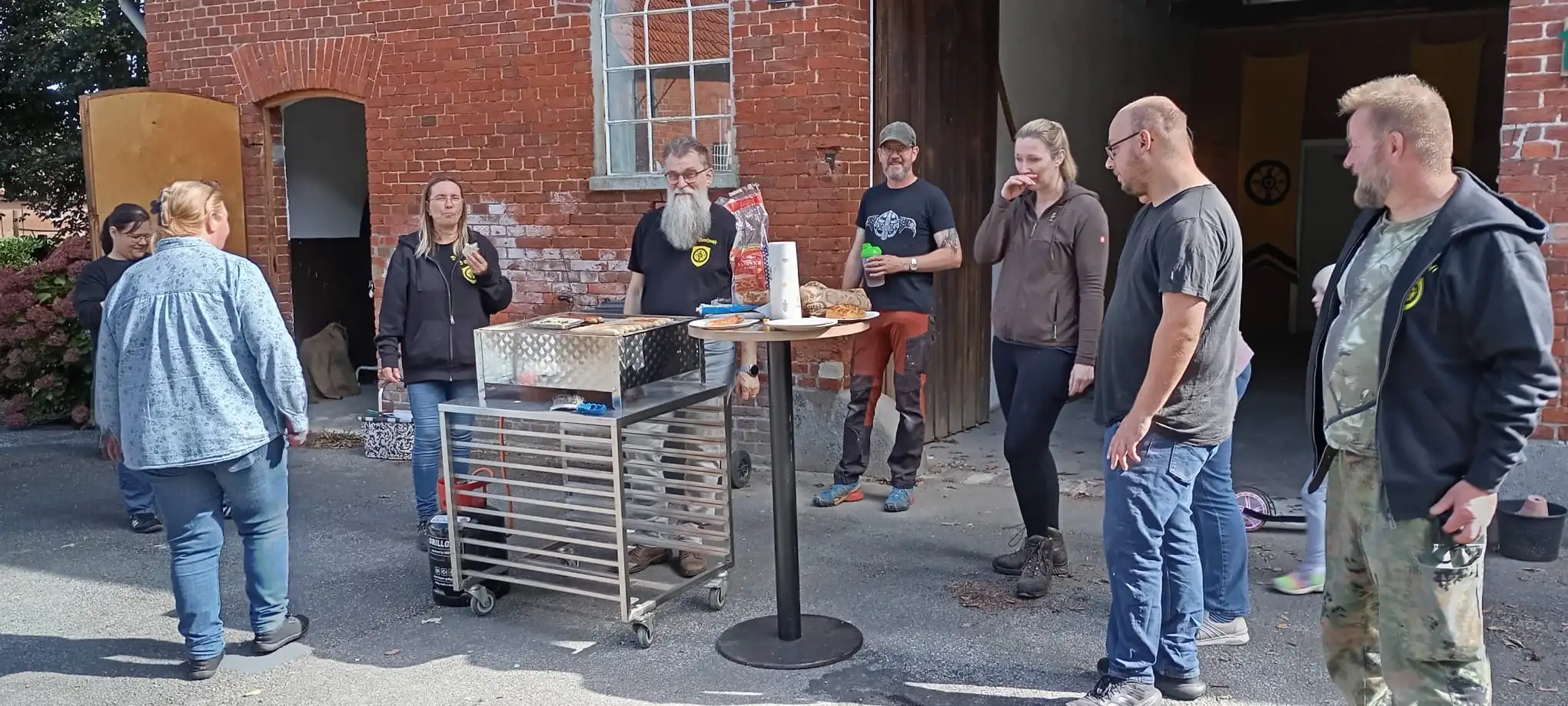 Gemeinsames Grillen beim Arbeitsdienst