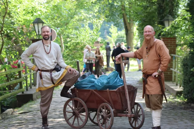 ***SAUBERES GRÜN***

Der Bovelmarkt 2025 rückt näher und eines ist uns besonders wichtig!
Selbstredend wollen wir zusammen mit euch allen ein wunderschönes Wochenende mit ausgelassener Stimmung zelebrieren. 
Dies möchten wir gesittet feiern und dazu gehört der nachhaltige und pflegevolle Umgang mit unserem geliebten, grünen Gelände der #freudenburgbassum 
Das Gelände ist ein wunderschöner, besonderer Ort und das soll auch so bleiben...
Ihr könnt mit dazu beitragen ‼️
Überall auf dem Gelände  gibt es Behälter zur Müllentsorgung, sowie Aschenbecher an der Taverne "ZUM FLINKEN FERD 🐎"

Werft Bitte Keine ‼️ Zigarettenstummel auf den Boden. Das ist unnötig und widerlich. Diese blöden Dinger verrotten nicht und unser Aufräumdienst hat alle Hände voll zu tun um diese aufzusammeln. Also bitte werft euren Abfall in die dafür vorgesehenen Behälter. 
TIPP ‼️ für eure kippen.. es gibt tolle kleine Dosen für die Hosentasche. Funktioniert super😉🤘

Mal ehrlich ‼️Am schönsten lässt es sich in sauberer Umgebung feiern ...
Helft mit und ihr schafft es selbst unseren härtesten Nordmannen ein freundliches Lächeln zu entlocken..

🌳🌿GREEN FREUDENBURG 🌳🌿

📸By @semalinchen
#bovelmarkt2025 #mittelaltermarkt #mittelalter #green #freudenburgbassum #nachhaltigkeit #keepgreen #sauber #nordmann #bassum #🌳 #🌿 
#pflege