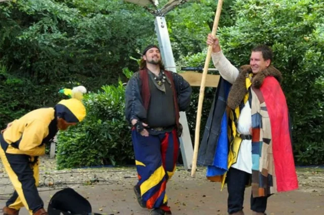 ** DER III. BOVELVOIGT**

Anno Domini 2017 fanden auf unserem #bovelmarkt zum dritten Male die Wettkämpfe um das Repräsentanten Amt der Voigtei statt.

Nach den entscheidenden Disziplinen :

* Ein- Schlag * Transportieren 
* Verbot. * Sackhüpfen 
* Dreschbalken. * Tauziehen 

 Ward. " KJARTAN" ‼️
Der neue Voigt und Repräsentant der Bovelzumft 

TJELVAR musste die Insignien ,Stab und Gewand, des Bovelvoiges ablegen . Es konnte sich aber ein weiterer Recke aus der Stadtgarnision durchsetzen. KJARTAN war auch gerne als Nordmann gesehen und ein geselliger Zeitgenosse...

www.bovelzumft.de

#bovelvoigt #mittelaltermarkt #voigt
#bovelmarkt #vereinsleben #wettkämpfe
#mittelalter #medival #spiele
#freudenburgbassum
