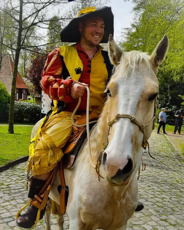 " DER V. BOVELVOIGT"

Anno Domini 2019 fanden erneut die Wettkämpfe um das höchste und begehrte Amt der Bovelzumft zu Fuße der #freudenburgbassum statt...

In diesem Jahr gab es bei den Spielen eine besondere Herausforderung, denn die Teilnehmer*innen mussten die Aufgaben mit einem Ritterhelm meistern. 

Nach den Disziplinen...

*Eierlaufen mit Helm
*Turm bauen mit Helm
*Buchstabieren mit Helm
*Hochwerfen mit Helm
*Dreschbalken im Stehen mit Helm
*Stehen mit Helm

.. hieß der neue BOVELVOIGT 
‼️FAXE FUNKENFLUG ✨‼️ 

Auch Diego Funkenflug musste die Indizien, des Voigtes, weiterreichen, doch war er froh dieses an seine Funkenflug Familie zu tun.
Unser Faxe, ein weiterer Recke vom fahrenden Volk der Gaukler,🍲 Koch mit Leib und Seele, Possenreißer, Feuerspucker und viel ♥️💛.
Wie es sich für einen Gaukler ziemt, wurde die Tradition der Glöckchen ein weiteres Jahr fortgeführt.
Doch kaum erst seine Regentschaft begonnen musste Faxe mit seiner Bovelzumft ein schweres Los erfahren. 2020 zog die Pest ins Land und wütete 2 Jahre. Dies hieß kein Bovelmarkt, keine Voigtspiele
2022 war es dann endlich wieder soweit. Faxe konnte zum Feste laden ...

#bovelzumft #mittelalter #voigt #bassum
#bovelvoigt #verein #vergangenezeiten 
#vereinsleben #wettkampf #spiele #koch #gaukler 
#mittelaltermarkt #funkenflug #possenreisser