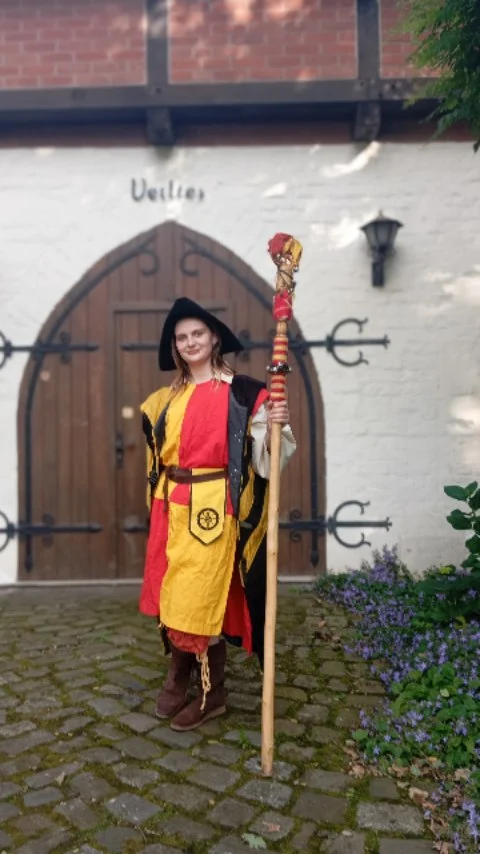 Unser amtierender BOVELVOIGT 
" FOJO FUNKENFLUG ✨ lädt zum #bovelmarkt ...

Und verlost 10 🎟️ FREIKARTEN für den 
📜 Bovelmarkt 26.07.& 27.07.25

Gewinnfrage;‼️
Was wurde im Einkaufswagen vergessen?

Die Antwort darauf haben wir in unserem YouTube Trailer ‼️ DIE OFFIZIELLE EINLADUNG ‼️ versteckt.
😄 🧐

Um zu gewinnen müsst ihr den Beitrag 
➡️ LIKEN ♥️👍
➡️ KOMMENTIEREN= Lösung 
➡️ 2 Freunde verlinken mit denen ihr den Bovelmarkt besuchen würdet...

Viel Glück 🫶und Spaß 🥳 bei der Lösungssuche.

#bovelmarkt2025 #bovelvoigt #mittelalter #markttreiben #medival #renfaire #mittelaltermarkt #gewinnspiel #freikarten #openair #freudenburgbassum #voigt #vergangenezeiten #zeitreise