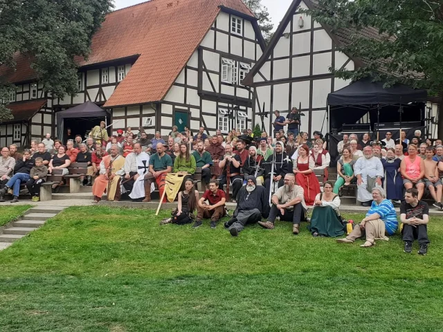 " DER LETZTE MOMENT "

Liebe Freunde des gepflegten Mittelalters. Habt ihr euch schon einmal gefragt, wie der letzte  Moment aussieht, bevor die Tore zum fantastischen #bovelmarkt für euch geöffnet werden...

Alles steht. Die Händler geben ihren Ständen den letzten Feinschliff. Die Feuer sind geschürrt. Unsere Main-Bands haben die Soundchecks hinter sich und sitzen beim Catering. An den Tavernen werden die Fässer angestochen und im Angesicht der #freudenburgbassum kommt die Bovelzumft mit ihren Gast Heerlagern zusammen.

Ein paar letzte motivierende Worte von unserem 1. Vorsitzenden "Baldwin Bovel" sowie von Oliver und Gabi  Launer vom @bassumopenair und dann heißt es wieder....

DER WUNDERBARE UND EINZIGARTIGE BOVELMARKT ÖFFNET ERNEUT SEINE TORE ‼️🌞

📜 25.07.- 27.07.2025 🖤💛
Mittelalterlicher Bovelmarkt zu Bassum 

#mittelalter #bassumopenair #mittelaltermarkt
#openair #medival #openairconcert
#renfaire #bovelmarkt2025 #mittelaltermusik
#konzertabend #startschuss #opening
#bovelzumft #markt #mittelalterevent
#events #bassum