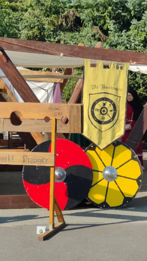 " BOVELZUMFT ON TOUR"

Anlässlich des "1000" jährigen Jubiläums🥳🎉 der Dorfgemeinschaft Schwaförden war eine Delegation von uns mit am Start und fuhr neben köstlichen Getränken an unserer Taverne, noch so Manches auf.
So konnte man an Ständen stöbern und mittelalterliches Handwerk in der Schmiede bestaunen, der @rhanapottery über die Schultern schauen oder sich bei der lieben Samira eine Henna Malerey machen lassen. 
Der Funkfaktor kam ebenfalls nicht zu kurz. 
Große und kleine feierten den Dreschbalken der Zumft und vertrieben sich beim Bogen -, Armbrustschießen oder beim Zwergenwerfen die Zeit.

Am Samstag Nachmittag lauschte man mittelalterlichen Klängen der Bovelmusiküsse🪈🪘 und am Abend heizte das fulminante Bovelfeuer 🔥 der Dorfgemeinschaft ordentlich ein ...

#mittelalter #bovelzumft #vereinsleben #schwaförden #jubiläum #mittelaltermusik #bovelfeuer🔥 #feuershow #kurzweyl #kinderspass #mittelaltermarkt #medival #bovelmarkt2025 
#bovelmusiküsse #bassum #handwerkskunst 
#hennaart #lager