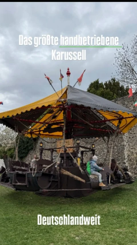 Das größte, handbetriebene Holzkarussell deutschlandweit kommt zum #bovelmarkt2025

Das HISTORISCHE EVENT KARUSSELL von

@lieberum_historica

ist ein Fahrspass für die ganze Familie ‼️
Dieses Erlebnis können sich 16 Personen gleichzeitig teilen und bietet so manchen Extra Spass 😃🌞

FÜR GROSS UND KLEIN 💛🖤💛🖤

#mittelaltermarkt #historisches #karussell
#bovelmarkt2025 #nostalgie #holzkarussell #lieberumhistorica #mittelalter #renfaire
#fahrerlebnis #freudenburgbassum
#medival #bassum