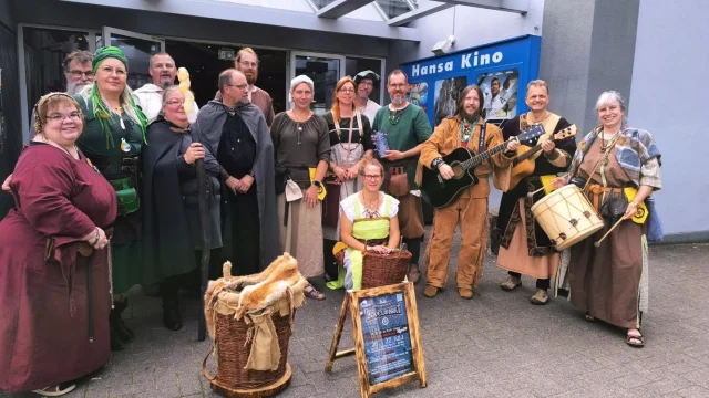 " MITTELALTERLICHE KLÄNGE IN DER STADT"

Am gestrigen Sonntag trafen sich einige Bovler für die gemeinsame, mittlerweile zur Tradition gewordene, Promotion Tour durch die Syker Stadt mit anschließendem Kinobesuch.

Begleitet von mittelalterlichen Klängen der Bovelmusiküsse zogen die Maiden und Recken durch Gastronomische Einrichtungen , den Stadtpark, über die Hauptstraße bis hin zum @hansa_kino_syke um hier abschließend die letzten Flyer unter die Leute zu bringen und sich gemeinsam unseren wunderbaren Bovelmarkt Trailer auf der großen Leinwand anzuschauen...

Den Kinotrailer 🎬" DIE OFFIZIELLE EINLADUNG ‼️"
könnt ihr euch bei YouTube anschauen 👍🫶 oder im Hansakino Syke ...

Das letzte Bild zeigt unsere Gemeinschaft von 2024, die wir euch hier nochmal zeigen wollen...

#bovelmarkt2025 #werbungausüberzeugung
#promotour #promotion #mittelalter #mittelaltermusik #stadtsyke #syke #bovelzumft #bovelmusiküsse #vereinsleben #vergangenezeiten #vorfreude #kinotrailer #bassumrocks #gemeinschaft #mittelaltermärkte