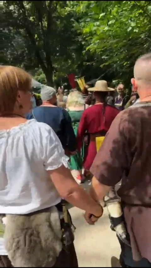 🎭BOVELMARKT 2025🎭

💛🖤MARKTUMZUG 🖤💛

#mittelaltermarkt #medival #mittelalter #bovelmarkt #freudenburgbassum #renfaire #openair #gaukler #narrenkai #bovelmusiküsse #festumzug #heerlager