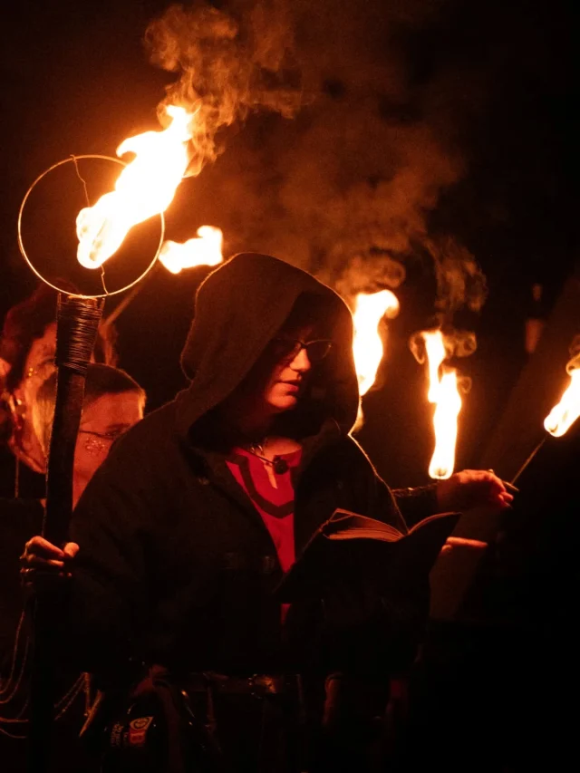 🔥BOVELFEUERSHOW 2025🔥

War das ein MEGA Abend auf dem #bovelmarkt2025 

Nach einem unterhaltsamen Tavernenspiel von @unvermeydbar  und den tutbuerger , ebnete @jonathan_roth_deblon zur Primetime mit seiner kraftvollen Stimme den Weg in ein fulminantes Abendprogramm...

Bei dem anschließenden @soulhikerin Konzert wurden die Besucher nicht nur von ihrer magischen Stimme in den Bann gezogen, sondern ebenfalls von einem fantastischen Bühnenprogramm, welches Sie und unsere wundervolle @bovelzumft gemeinsam auf die Beine stellten...

Doch damit nicht genug ‼️

Denn um 22 Uhr legten unsere Pyroman*innen vom #bovelfeuer🔥noch eine ganze Schippe drauf und nahmen uns mit auf eine feurige Reise um die Welt. 
Die Show war wortwörtlich der BURNER🔥🔥💪
Professionell aufgestellt mit Storyboard bewiesen sie eine große Entwicklung innerhalb ihrer Reihen.
Ein großes Kompliment und Dankeschön 🙏 🫶 an euch‼️🔥🔥
( Ihr könnt euch schon jetzt auf eine weitere Bilder Serie freuen 😉)

Eingefangen hat diese fantastischen Pics 
📸  @rabes_welt 🙏🫶🙏

#primetime #mittelaltermarkt #feuershow
#fireshow #fireperformer #firefans
#firebreathing #feuertanz #🔥#feuerspucken
#fireartist #aroundtheworld #mittelalter 
#bovelfeuer🔥 #firephotography #photo #medival #showtime #liveshow