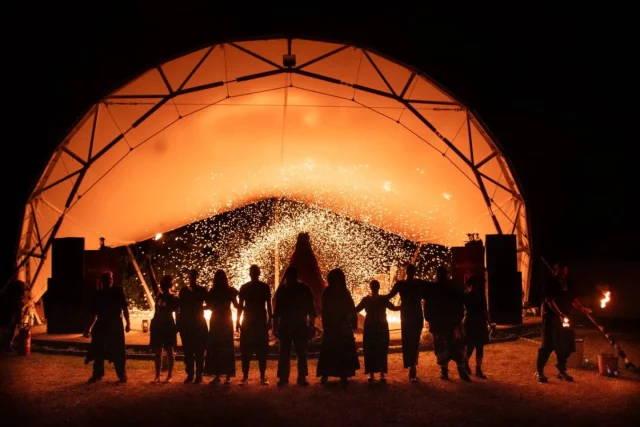 🔥 BOVELFEUERSHOW 2025🔥

HIER NUN WIE VERSPROCHEN DIE 2TE BILDERSERIE VON DER FULMINANTEN SHOW DES #bovelfeuer🔥 vom #bovelmarkt2025 

Eingefangen von 📸 @rabes_welt 
Auch diese Serie zeigt wieder fantastische Aufnahmen 💥🫶🔥
Vielen lieben Dank 🙏

#fireshow #mittelalter #mittelatermarkt #freudenburgbassum #fireartist #fireperformer 
#photography #feuertanz #feuer #🔥 #fireshoot #storytelling #firefans #staff #firestaff #charcoalstaff #feuershow #bovelfeuer🔥 #💥