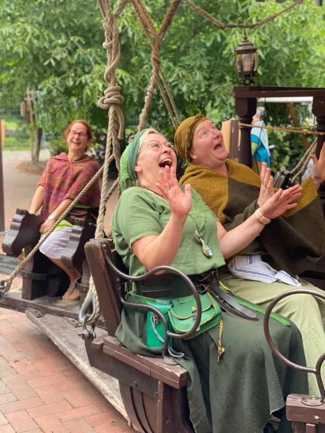 Einfach mal genießen...

Das Bild des...
#bovelmarkt2025 
Abfahrt für unsere taffen Maiden auf dem 
@lieberum_historica

#mittelalter #verein #mittelaltermärkte
#vereinsleben #holzkarussell #enjoylife #enjoythemoment #bassum #renfaire #freudenburgbassum #medival #maid #wildefahrt #karusell